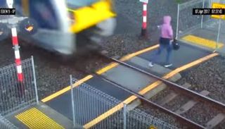 التباطؤ في السير كاد أن يتسبب في دهس السيدة