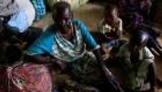 أوراق الشجر .. الغذاء الوحيد للاجئي جنوب السودان