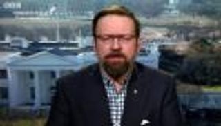 "الجارديان": مساعد لترامب رسم خطة لتقسيم ليبيا على "منديل ورقي"