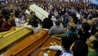 توابيت وعشرات الأشخاص
