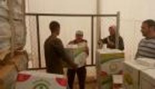 "شقيقي سفرتك هنية".. السعودية توزع أطقم مائدة على اللاجئين