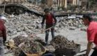 بالصور.. أساتذة وعمال يبنون ما دمره داعش بجامعة الموصل