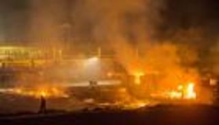 بالصور.. حرائق وإصابات في اشتباكات بين مهاجرين بفرنسا