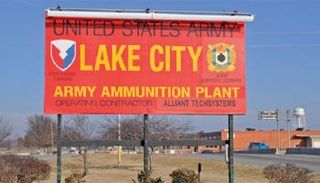 لافتة تحمل اسم مصنع 