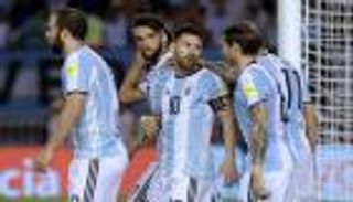 أسطورة الأرجنتين يتهكم على "منتخب أصدقاء ميسي"
