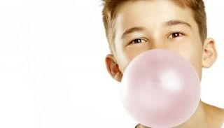 طفل يتناول العلكة