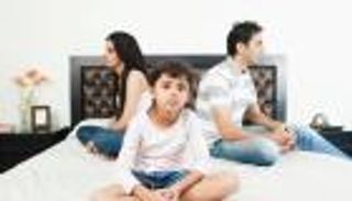 المشاجرات أم الطلاق .. أيهما أكثر ضررا للأبناء؟