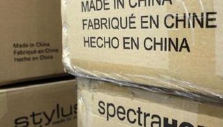 صناديق أثاث كتب عليها "صنع في الصين"