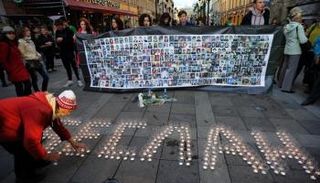 مظاهرة تندد بمقتل أطفال في مدرسة بيسلان (أرشيف الفرنسية)