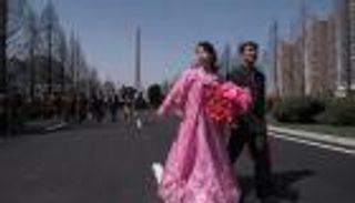 بالصور.. ظهور "مبهج" لزعيم كوريا الشمالية ومواطنيه رغم شبح الحرب