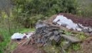 تنفيذا لنبوءة عراف.. يحفر قبراً لنفسه وينتظر الموت