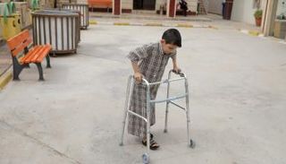 طفل يسير على مشاية 