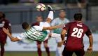 بالفيديو.. رمية تماس مثيرة تمنح فريقا هدفا أسطوريا