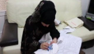 اللبنانية "كوزيت قانصو" تحيك لوحات فنية بالإبرة والخيط