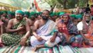 مزارعون هنود يحتجون ضد الجفاف بـ"ساري" النساء