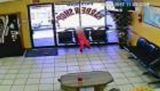 شاهد.. طفلة أمريكية تنجو من الموت بأعجوبة