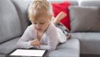 احذر.. لعب طفلك على الهاتف الذكي يقلل نومه