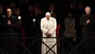 بالصور.. أسرة مصرية تحمل صليب الآلام في روما بحضور بابا الفاتيكان