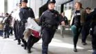 بالصور.. اعتقال 25 متظاهرا ضد سياسات ترامب حول الهجرة