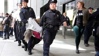 اعتقال متظاهرين ضد سياسات ترامب حول الهجرة - رويترز