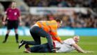 لاعب ليدز يعتدي على أحد مشجعي فريقه