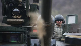 جندي ودبابة