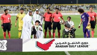 أثناء التكريم في كلاسيكو الإمارات