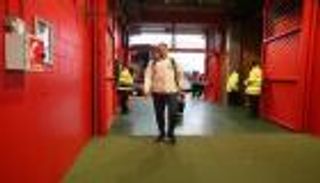 مورينيو يثير الجدل بوضع إبرا احتياطيا أمام تشيلسي