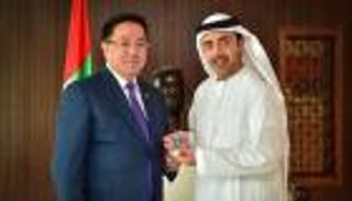 رئيس كازاخستان يمنح عبد الله بن زايد وسام ميدالية اليوبيل