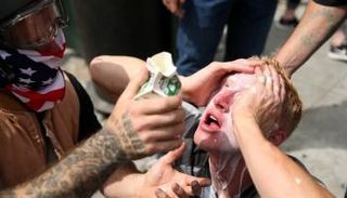 أحد أنصار ترامب خلال الاشتباكات (الفرنسية)