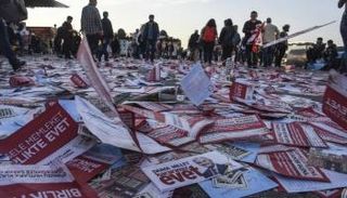 شوارع إسطنبول غارقة بالدعاية التي تدعو لـ"نعم" (الفرنسية)