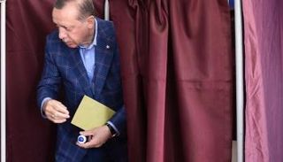 أردوغان خلال عملية التصويت (الفرنسية)