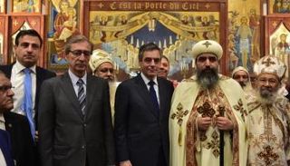 فيون خلال زيارته للكنيسة القبطية بباريس (الفرنسية)