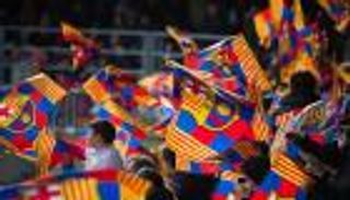 جماهير برشلونة تحاصر يوفنتوس بـ "تيفو" مميز