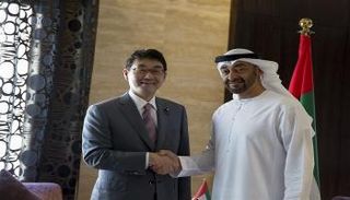 محمد بن زايد يستقبل مستشار رئيس الوزراء الياباني 