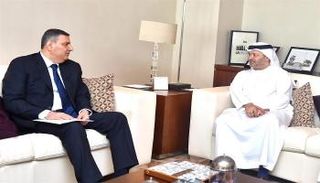 الدكتور أنور قرقاش برفقة المنسق العام للهيئة العليا للمفاوضات السورية