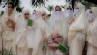 بالصور .. الحايك رمز الزينة والحياء للمرأة الجزائرية