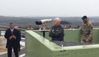 مايك بنس نائب الرئيس الأمريكي يصل القاعدة الأمريكية