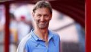 مدرب غرناطة يفكر في العودة للملاعب لمساعدة الفريق