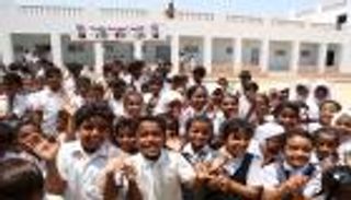 الهلال الأحمر الإماراتي يفتتح مدرسة بعد تأهيلها بالشحر اليمنية