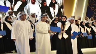 منصور بن زايد آل نهيان يكرم إحدى الطالبات