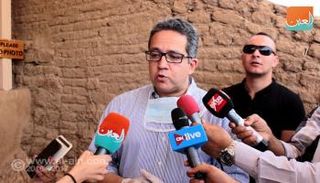 خالد العناني خلال إعلان الكشف الأثري