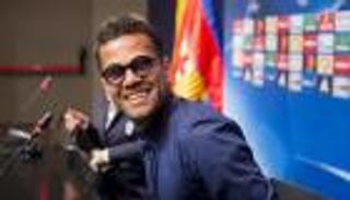 ألفيس يقبل شعار برشلونة قبل مواجهة يوفنتوس