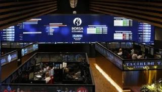 متعاملون في بورصة إسطنبول.. رويترز