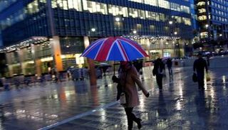 إحدى العاملات في مجال البنوك في منطقة الأعمال في لندن (رويترز)