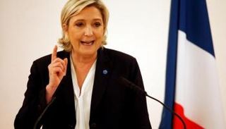 لوبان من المنافسين الكبار في سباق الإليزيه (رويترز)