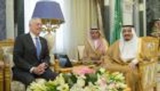 بالصور.. العاهل السعودي يستقبل وزير الدفاع الأمريكي