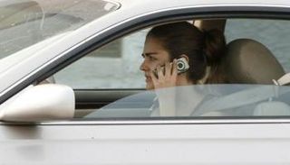 امرأة تتحدث في الهاتف - أرشيفية