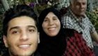 بالصور .. محمد عساف يؤدي العمرة بصحبة والديه