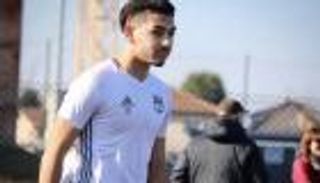 "جينينيو الجزائر" يتلقى الإشادة من جماهير ليون 